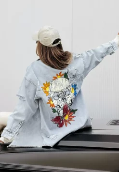 Dluga Kurtka Jeansowa Z Przetarciami I Nadrukiem Flowers Skull Jasnoniebieska