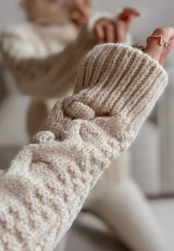 Ozdobnie Pleciony Sweter Z Golfem I Fredzlami Stay Cozy Bezowy