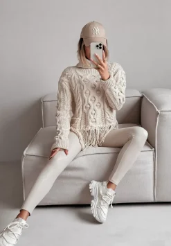 Ozdobnie Pleciony Sweter Z Golfem I Fredzlami Stay Cozy Bezowy