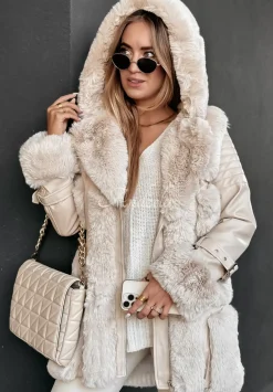 Plaszcz Z Imitacji Skory Z Futerkiem Season To Be Freezin Bezowy