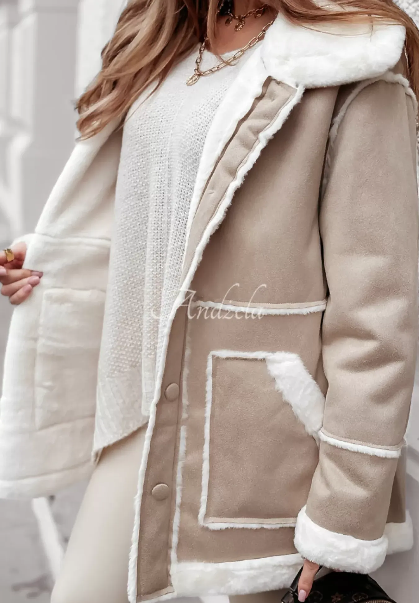 Plaszcz Z Imitacji Zamszu Z Futerkiem Icy Elegance Bezowy