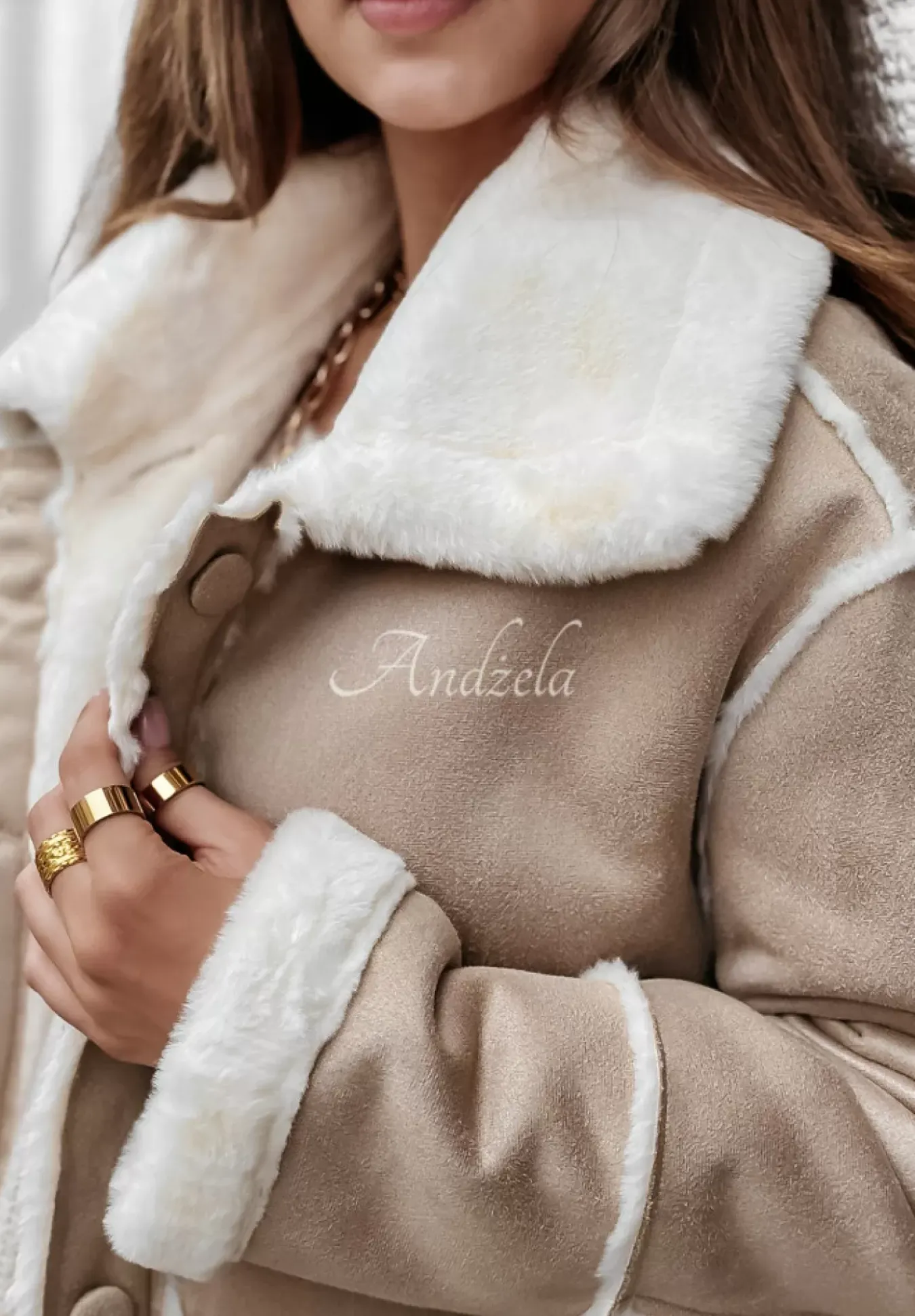 Plaszcz Z Imitacji Zamszu Z Futerkiem Icy Elegance Bezowy
