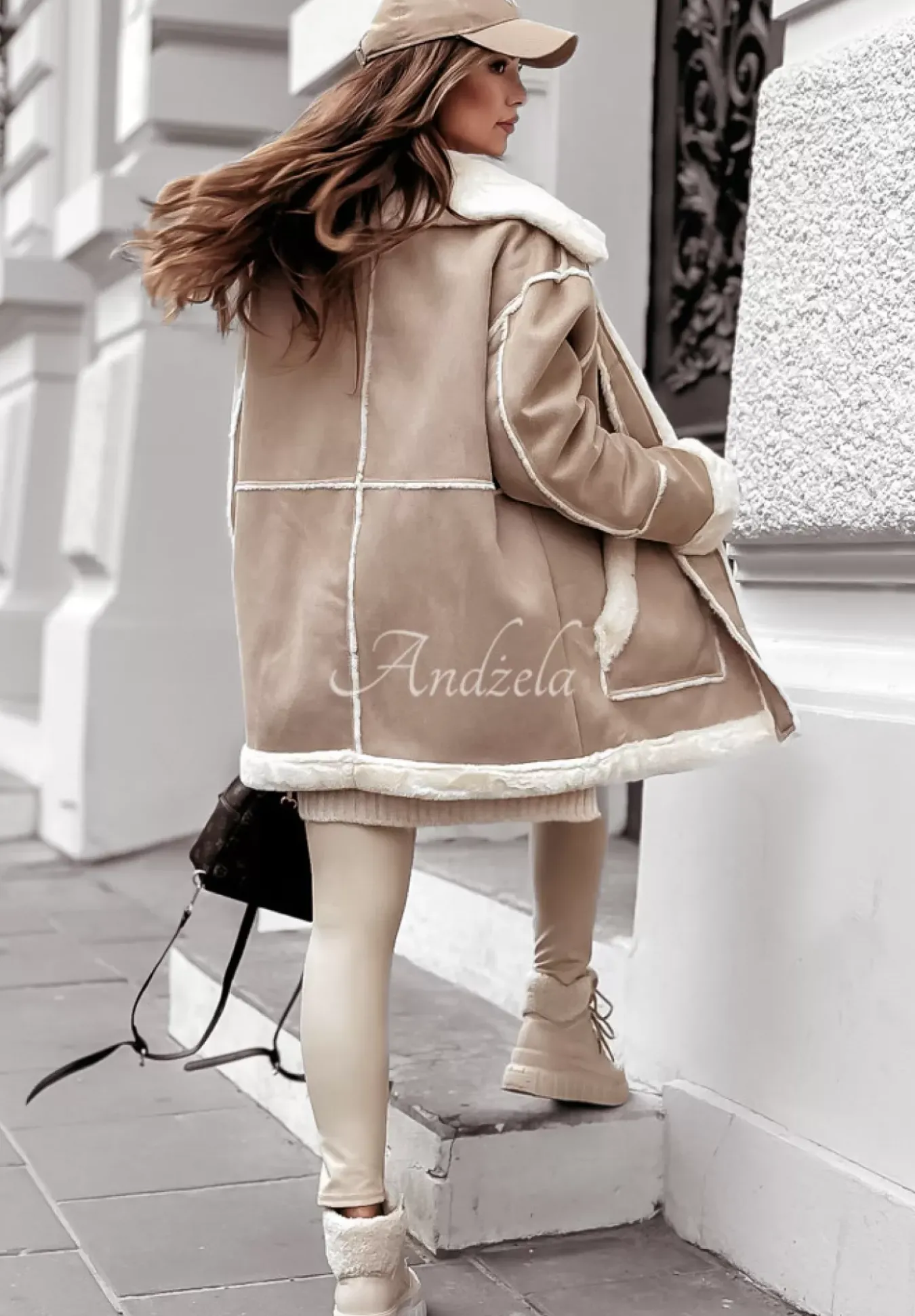 Plaszcz Z Imitacji Zamszu Z Futerkiem Icy Elegance Bezowy