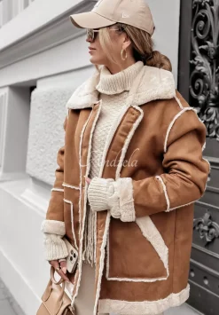 Plaszcz Z Imitacji Zamszu Z Futerkiem Icy Elegance Camelowy