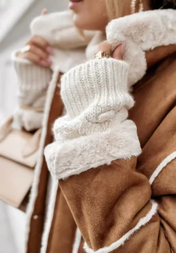 Plaszcz Z Imitacji Zamszu Z Futerkiem Icy Elegance Camelowy