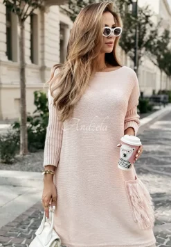 Sweter Sukienka Oversize Z Fredzlami Hot Tea Pudrowy Roz