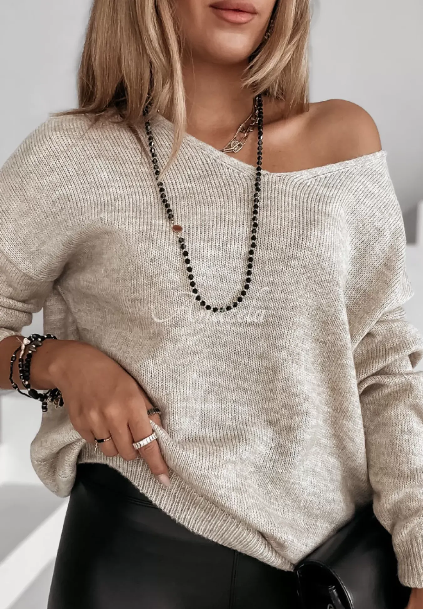Sweter Z Dekoltem Caffe Latte Bezowy