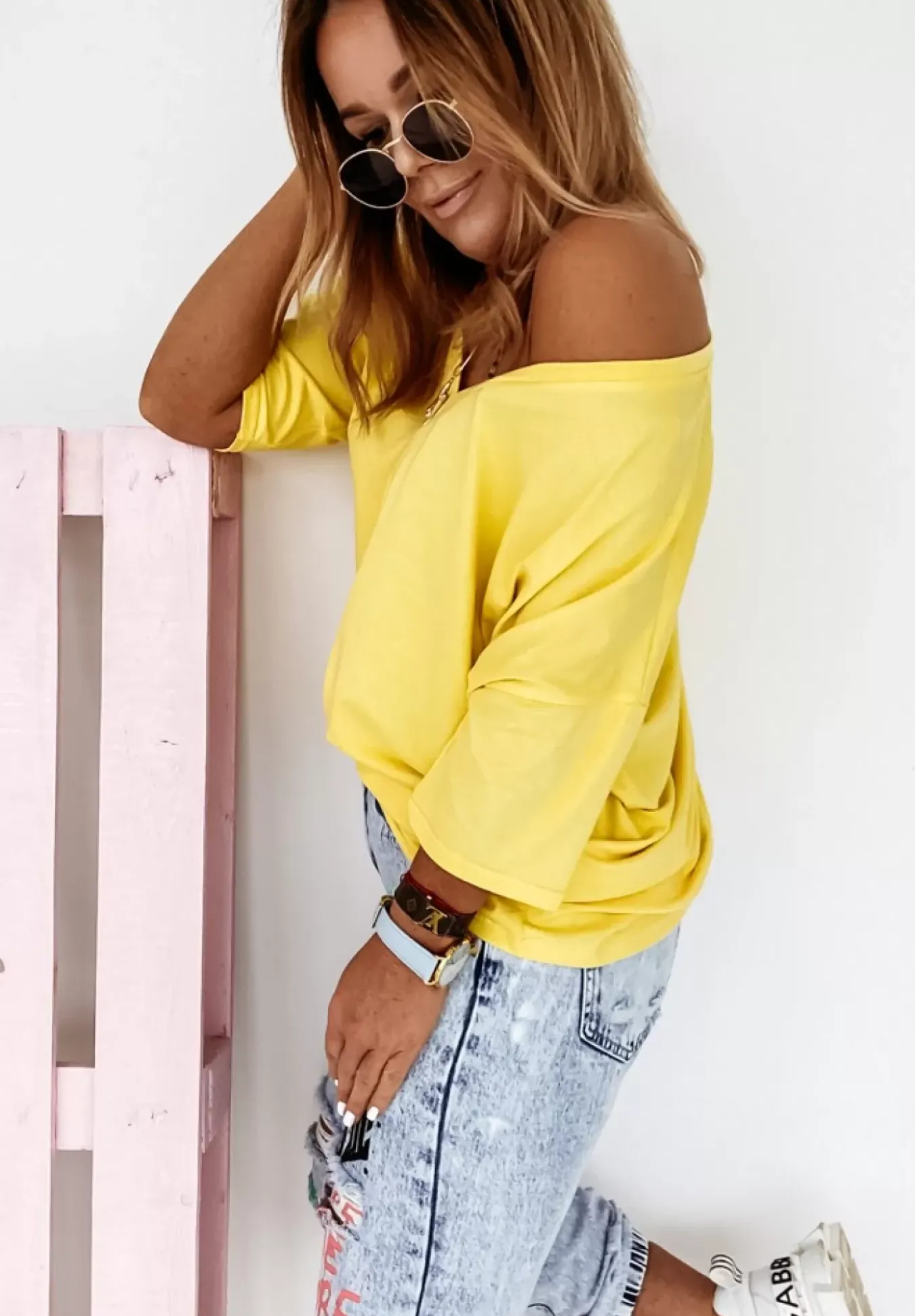 T-Shirt Oversize Z Dekoltem W Serek Cascade Zolty