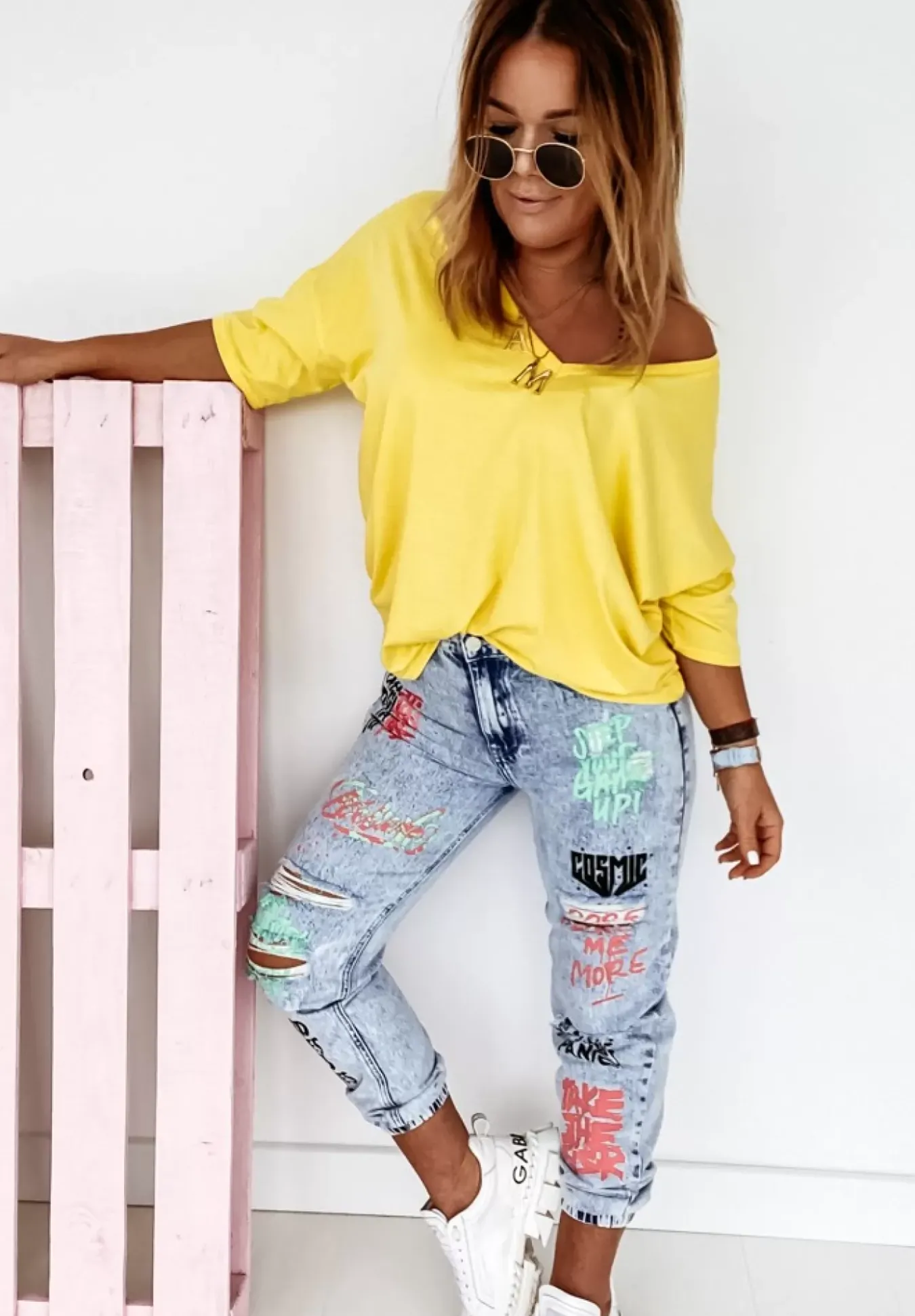 T-Shirt Oversize Z Dekoltem W Serek Cascade Zolty